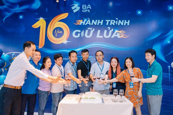 Ban Lãnh đạo và các TĐV nâng ly chúc mừng sinh nhật Công ty tròn 16 tuổi