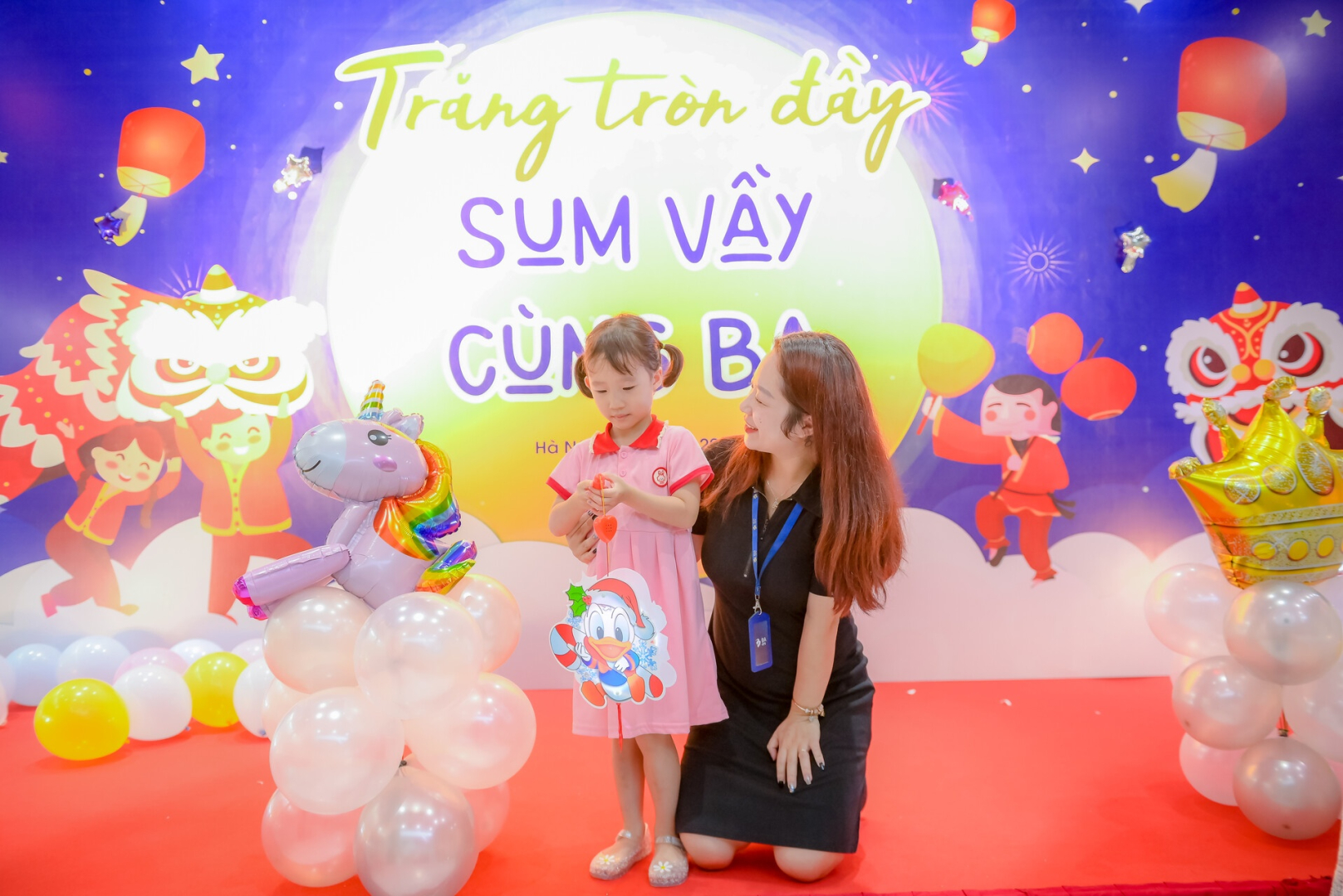 Cùng nhau tạo dáng check-in dưới backdrop VPHN 3