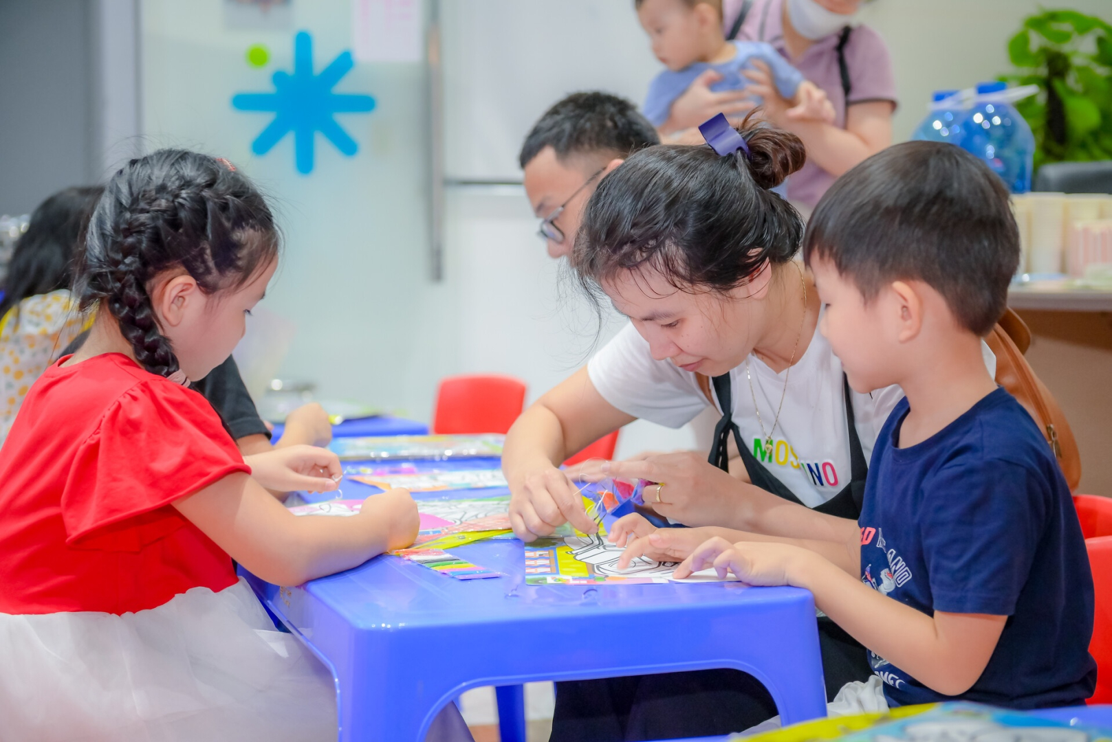 Các thiên thần nhí nhà BA khởi động đêm hội Trung Thu bằng hoạt động tô tranh cát 2