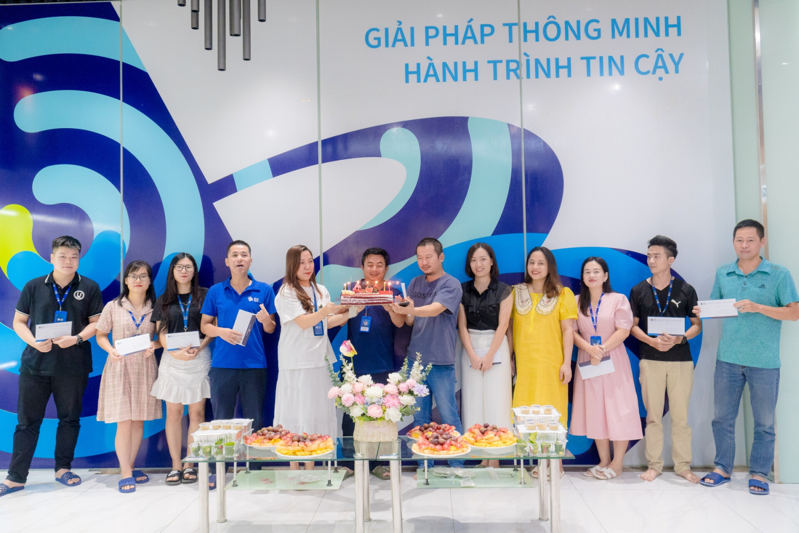 CBNV có ngày sinh trong tháng 8 thổi nến chúc mừng