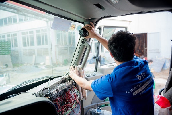Chủ xe có thể lắp đặt camera xe công ten nơ tại vị trí sau gương chiếu hậu hoặc góc trên bên phải của xe