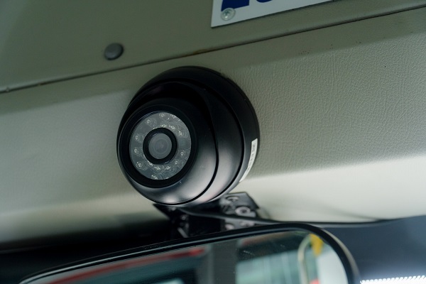 Thường lắp đặt camera xe 16 chỗ ở chính giữa xe