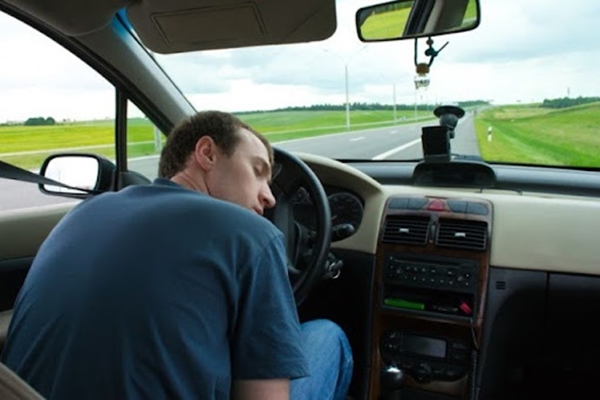 Không nên lái xe khi buồn ngủ sẽ ảnh hưởng đến việc lái xe an toàn
