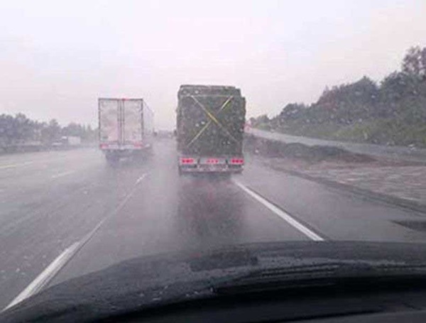 Kinh nghiệm lái xe không nên đi gần những xe có trọng tải lớn khi trời mưa