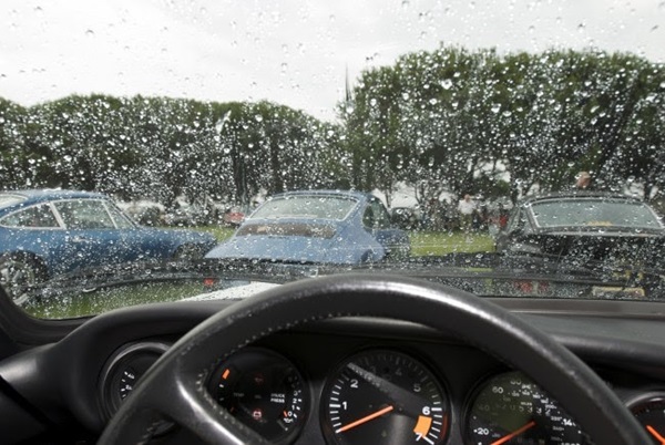 Kinh nghiệm lái xe trời mưa khi kính bị mờ