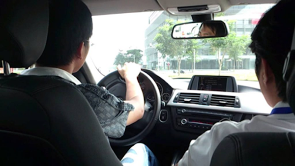 Thiết bị giám sát học viên lái xe có chức năng hiển thị thông tin và thông báo trạng thái hoạt động