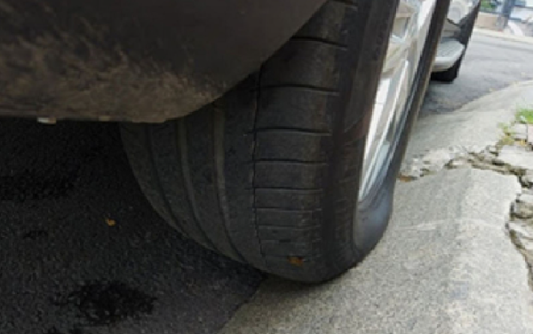 Lốp xe sẽ bị ảnh hưởng nếu tài xế đỗ xe không đúng cách hoặc đỗ xe ở những khu vực nắng nóng