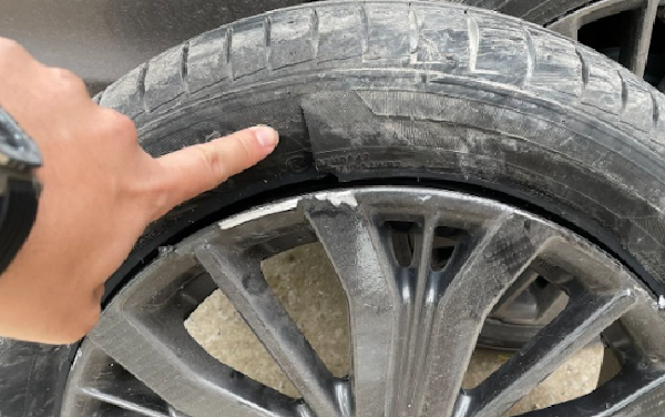 Vận hành không đúng cách có thể khiến lốp xe bị hư hại nặng