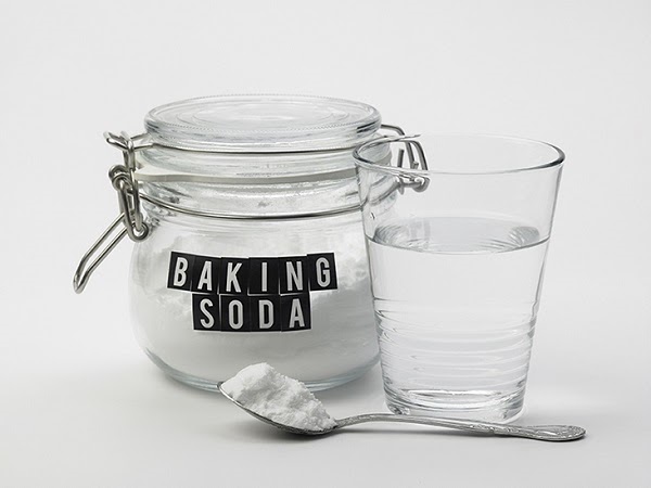 Baking soda, giấm và nước ấm có thể làm sạch vết bẩn ở ghế vải 