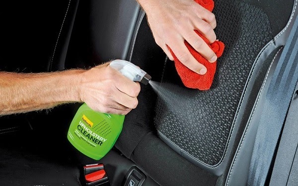 Với mỗi chất liệu ghế ô tô, bạn cần chuẩn bị dụng cụ phù hợp