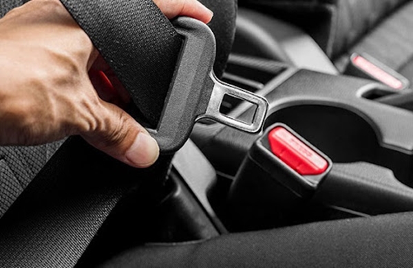 Không thắt dây an toàn phía sau sẽ gây nguy hiểm cho tài xế trong quá trình lái xe