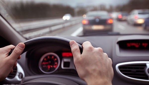 Giữ vận tốc đều khi lái xe sẽ giúp ô tô đỡ tiêu tốn xăng