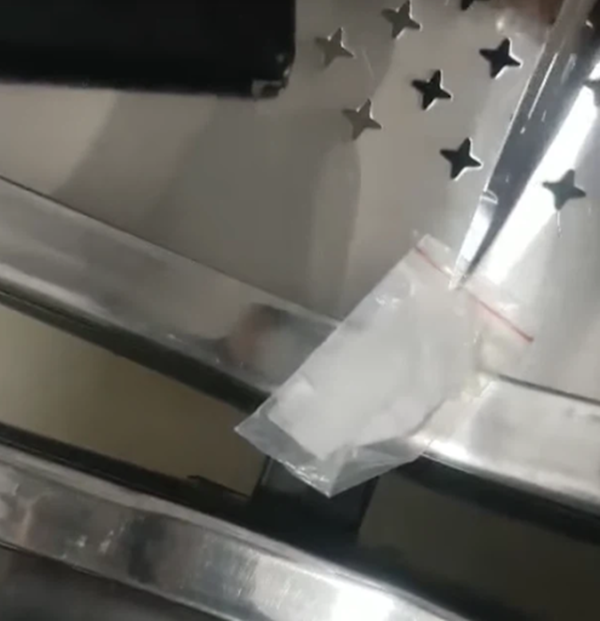 Phát hiện túi nilon nghi là ma túy trong người đối tượng