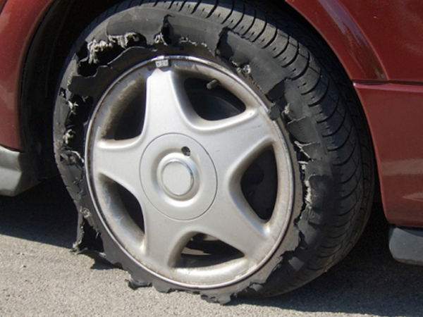 Lốp xe ô tô mòn và mâm xe bị lệch tiềm ẩn nhiều nguy cơ khi tham gia giao thông
