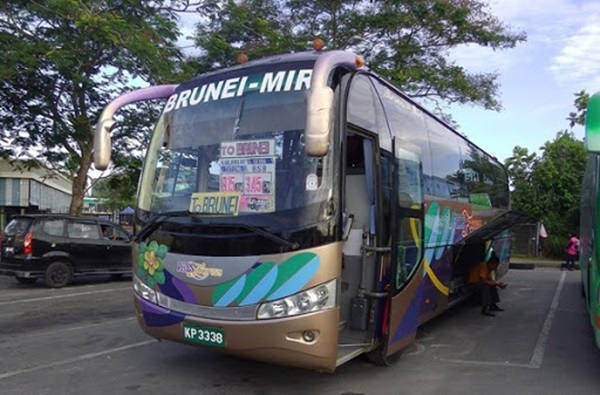 Brunei phổ biến nhất là xe hơi riêng và xe buýt