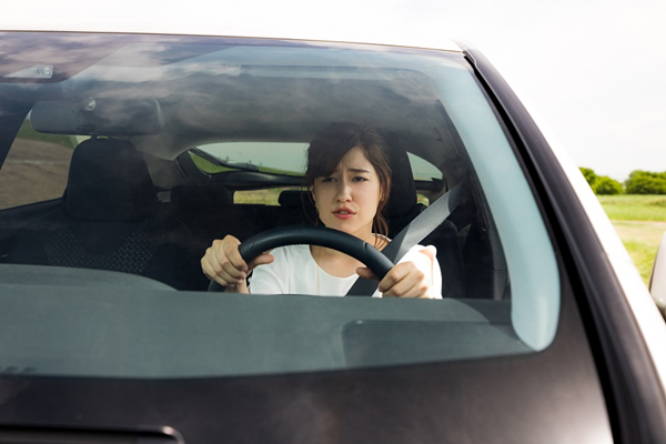 Nhiều tài xế gặp phải tình trạng ảo giác ô tô đi lùi khi đang đợi đèn đỏ