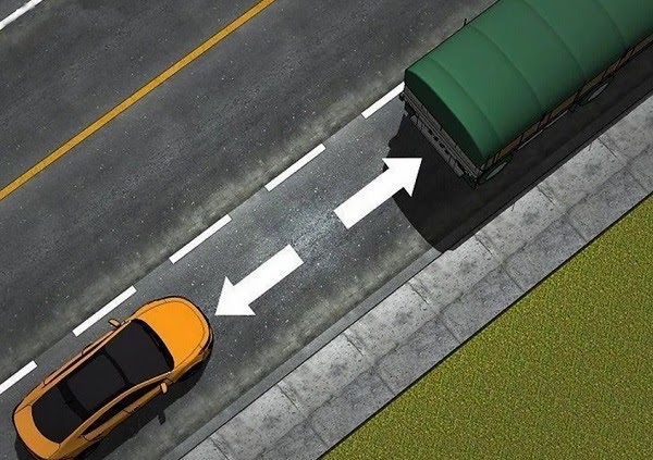 Di chuyển trên trục đường nhiều xe lớn, tài xế phải thật bình tĩnh quan sát và giữ khoảng cách an toàn