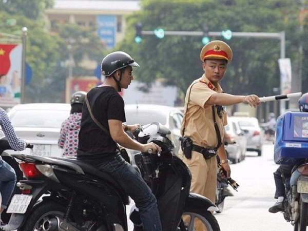 Tin tức, tài liệu: Điều khiển ô tô không có bằng lái sẽ phạt bao nhiêu? Dieu-khien-phuong-tien-ma-khong-co-bang-lai-xe-bi-phat-bao-nhieu_(3)