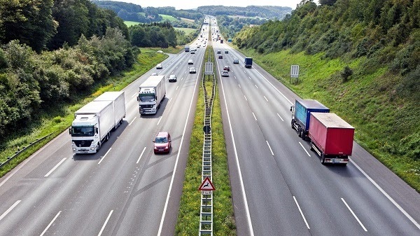 Quan sát và tuân thủ quy định giao thông đường bộ để lái xe an toàn