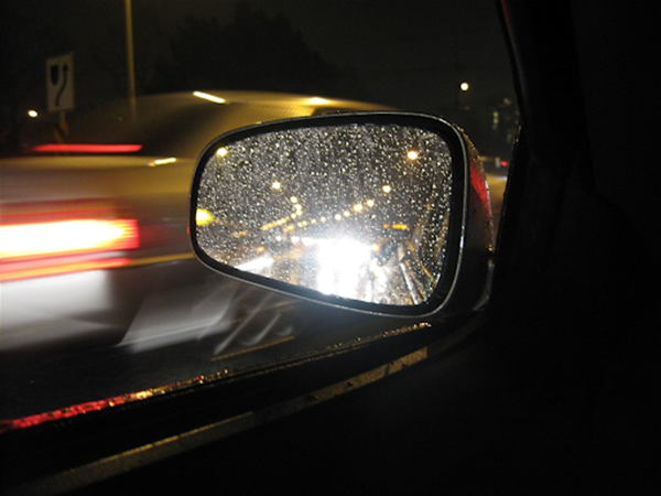 Tài xế nên kiểm tra kỹ các bộ phận như gương xe, đèn xe, lốp xe,... trước khi bắt đầu hành trình lái xe ban đêm
