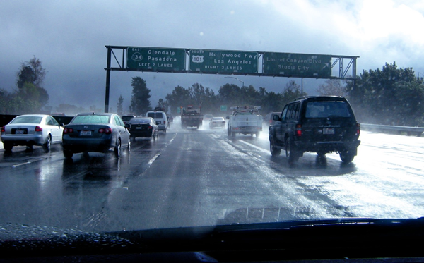 Kinh nghiệm lái xe trời mưa: hãy đảm bảo khoảng cách an toàn