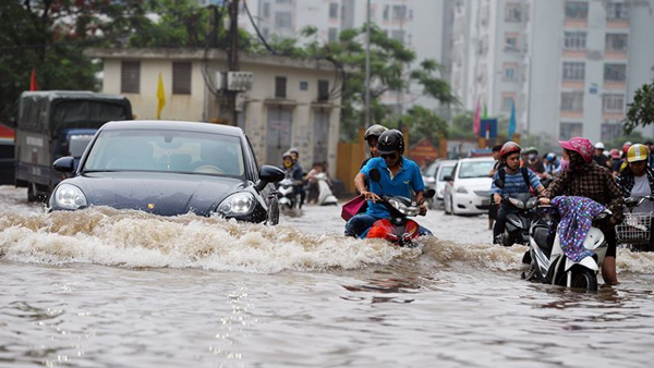 Kinh nghiệm lái xe khi đường ngập: Tránh xa các xe to để không bị sóng nước xô ngã
