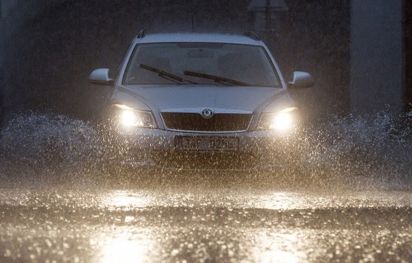 Bật đèn cảnh báo và điều chỉnh âm thanh trong xe khi lái xe trong trời mưa