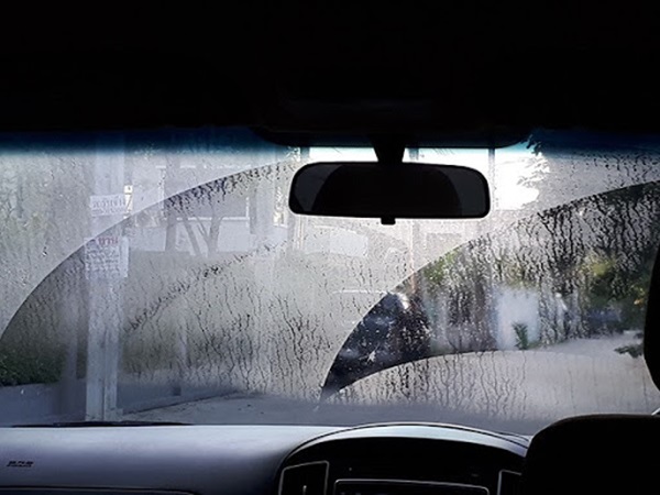 Điều chỉnh nhiệt độ trong xe để giảm tình trạng mờ kính khi lái xe trong trời mưa