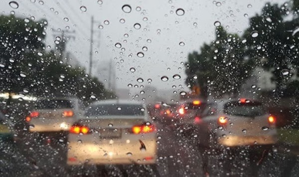 Khi lái xe trong trời mưa hãy giữ bình tĩnh, giảm tốc độ và hạn chế phanh gấp