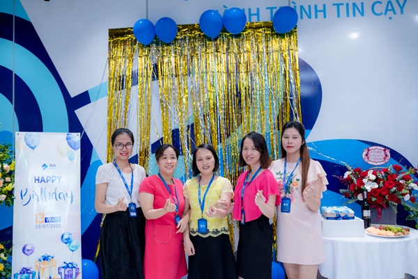CBNV văn phòng Hà Nội mừng sinh nhật công ty