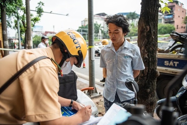 Cảnh sát giao thông xử phạt người không có bảo hiểm xe máy theo Nghị định 100/2019/NĐ-CP
