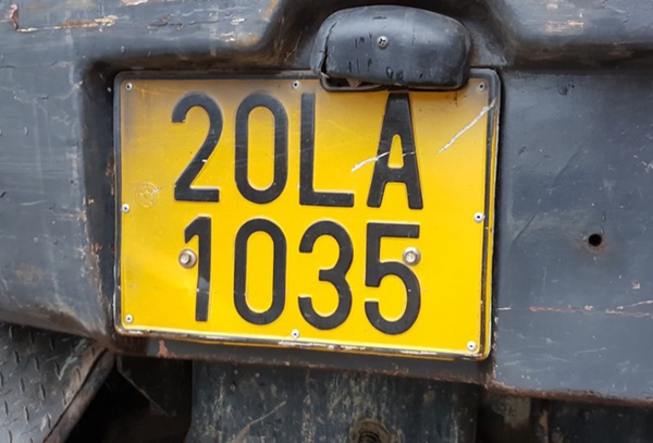 Thông tư 58 Bộ Công an quy định ô tô vận tải dùng biển số vàng, chữ và số đen.