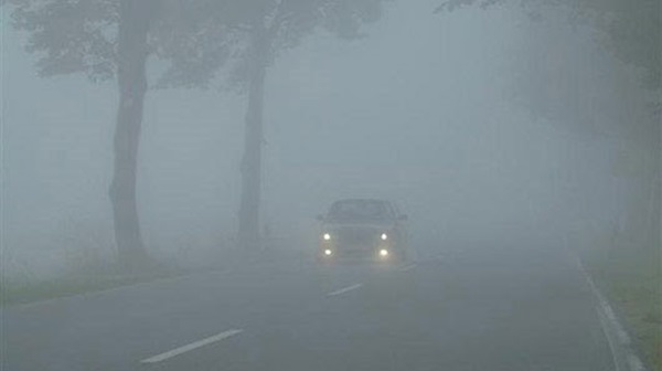Khi lái xe đường sương mù cần sử dụng đèn xe hợp lý