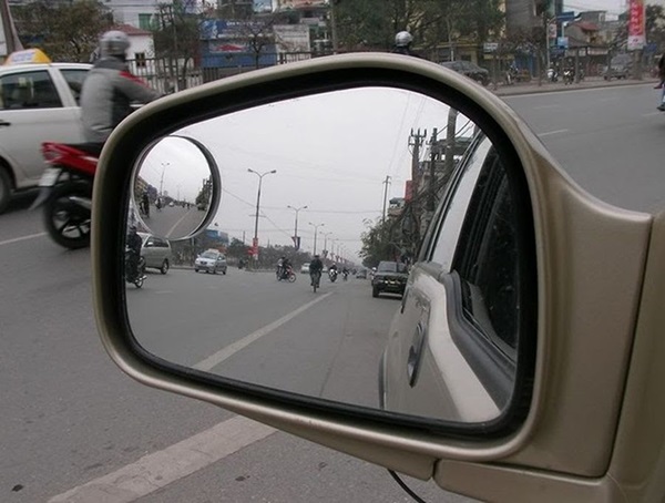 Gương chiếu hậu giúp giảm điểm mù trên xe ô tô