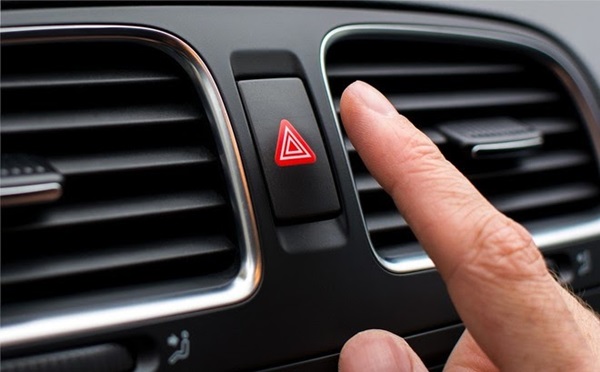 Đèn cảnh báo nguy hiểm trên xe ký hiệu bằng nút tam giác màu đỏ