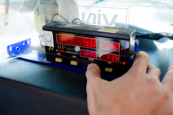 Đồng hồ taxi có bề mặt LED nguyên khối, đảm bảo tính thẩm mỹ cao
